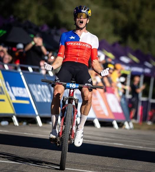¡Histórico! Martín Vidaurre se corona en la 8ª fecha de la UCI MTB World Series y alza su segunda Copa del MundoMartín Vidaurre se corona campeón en la octava fecha de la UCI MTB World Series, asegurando así su segunda Copa del Mundo.